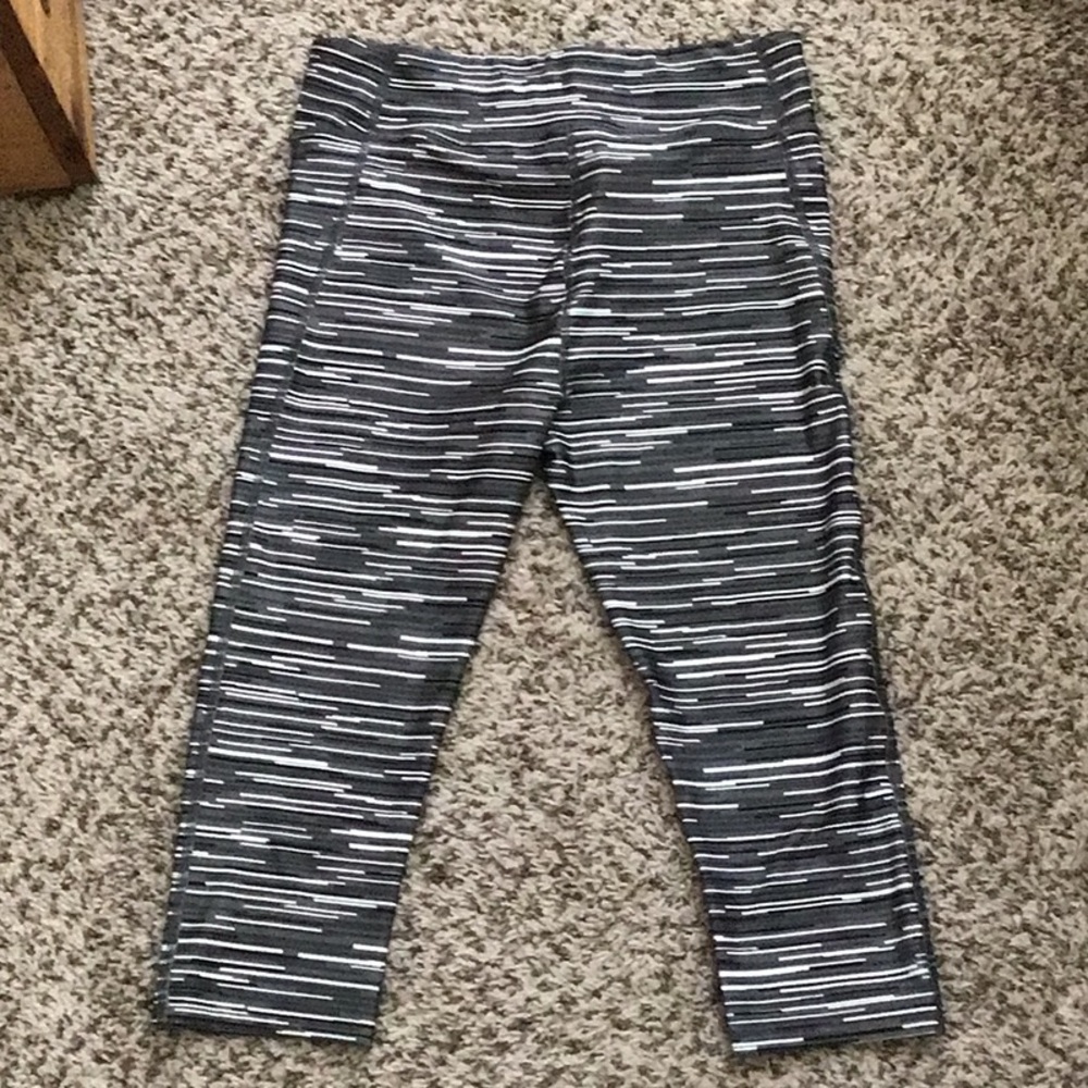 Under Armor Compression Capris Medium - image 3